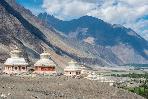 Photo scenic view of mountain against cloudy sky