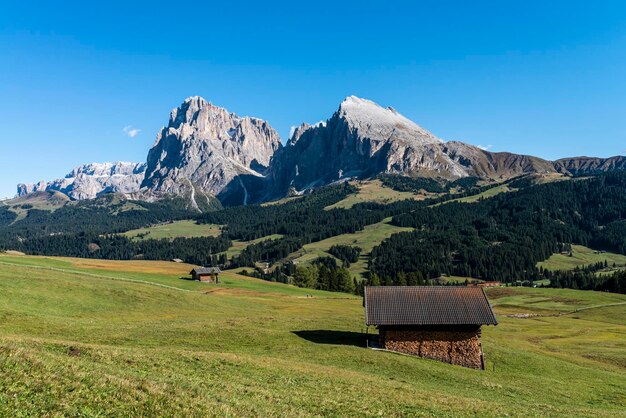 Photo scenic view of mountains against clear blue sky