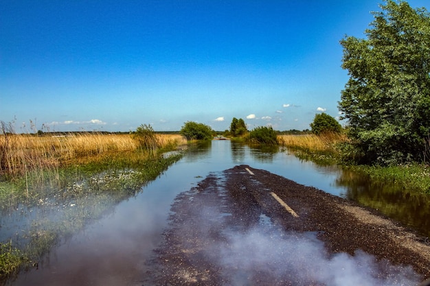 Photo scenic view of river against clear blue sky