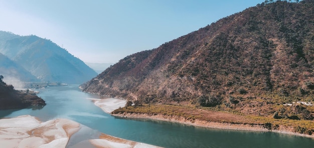 Photo scenic view of river and mountains against sky