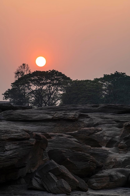 Photo scenic view of rock formation against sky during sunset