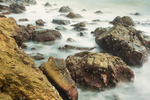 Photo scenic view of rocks in sea