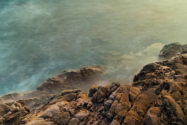 Photo scenic view of rocks in sea