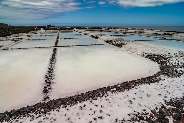 Photo scenic view of salt pan against sky