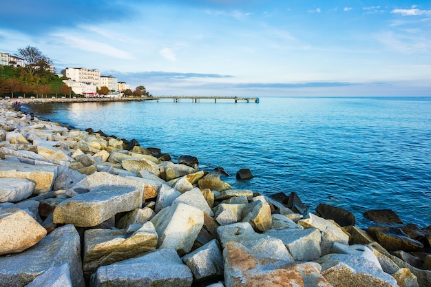 Photo scenic view of sea against blue sky in city