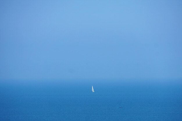 Photo scenic view of sea against clear blue sky