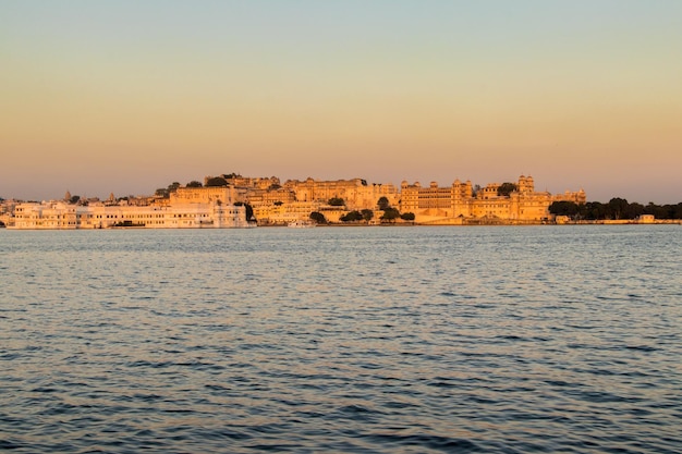 Photo scenic view of sea against clear sky during sunset