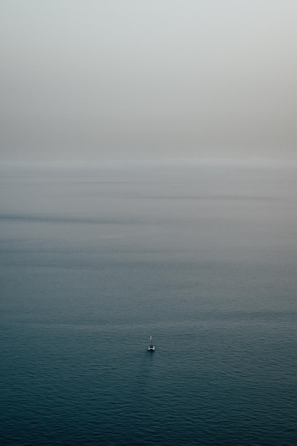 Photo scenic view of sea against sky and a boat