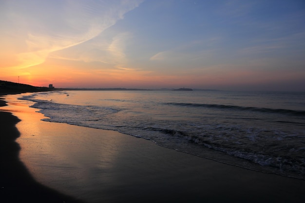 Photo scenic view of sea against sky during sunset