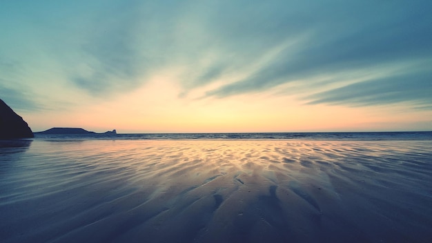 Photo scenic view of sea against sky during sunset