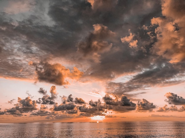 Photo scenic view of sea against sky during sunset