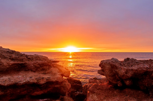 Photo scenic view of sea against sky during sunset