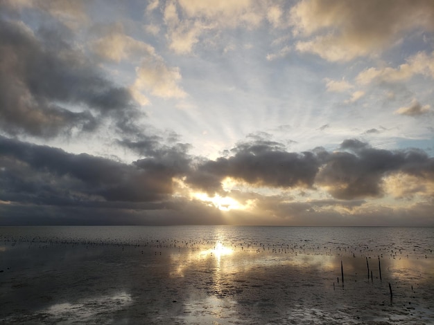 Photo scenic view of sea against sky during sunset