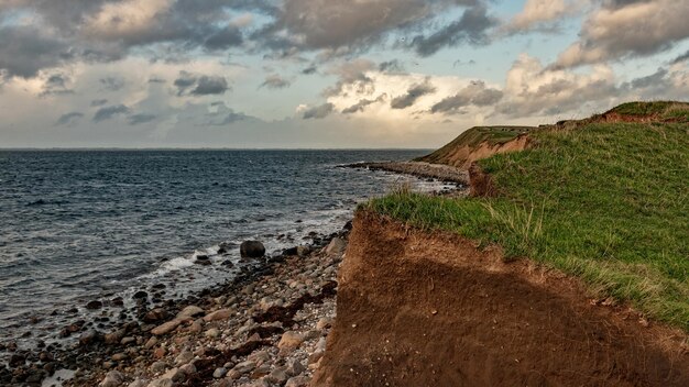 Photo scenic view of sea against sky during sunset