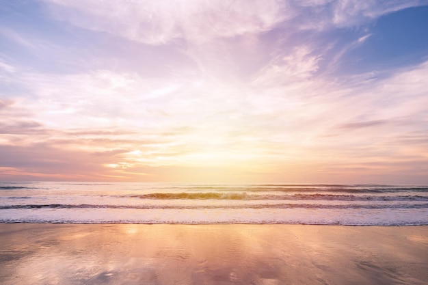 Photo scenic view of sea against sky during sunset