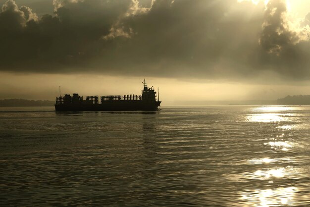 Photo scenic view of sea against sky during sunset