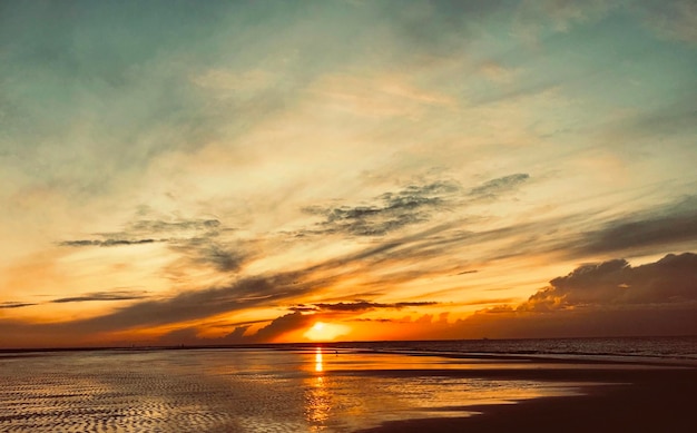 Photo scenic view of sea against sky during sunset