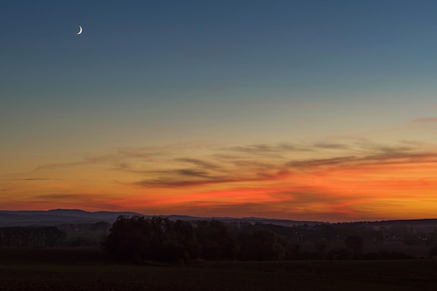 Photo scenic view of silhouette landscape against sky during sunset