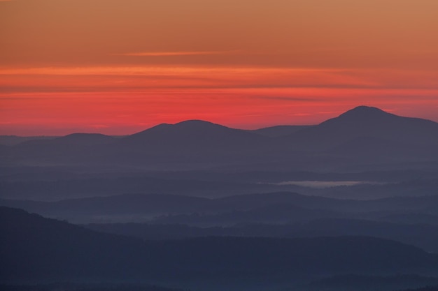 Photo scenic view of silhouette mountains against romantic sky at sunset