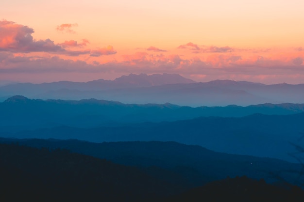 Photo scenic view of silhouette mountains against romantic sky