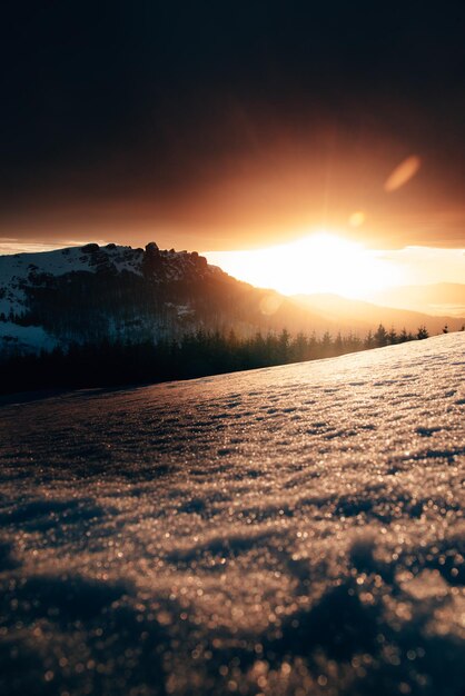 Photo scenic view of snow covered landscape during sunset