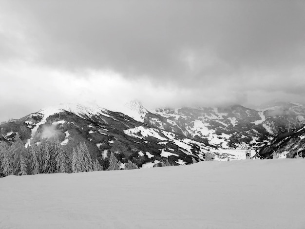 Photo scenic view of snow covered mountains against sky