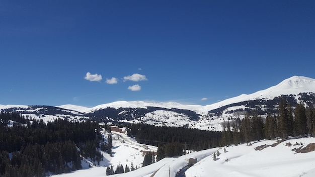 Photo scenic view of snowcapped mountains against clear blue sky