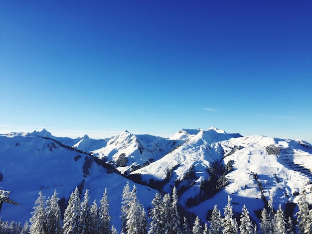 Photo scenic view of snowcapped mountains against clear blue sky