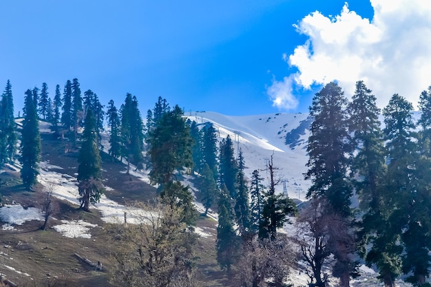 Photo scenic view of snowcapped mountains against sky stunning kashmir the paradise on earth