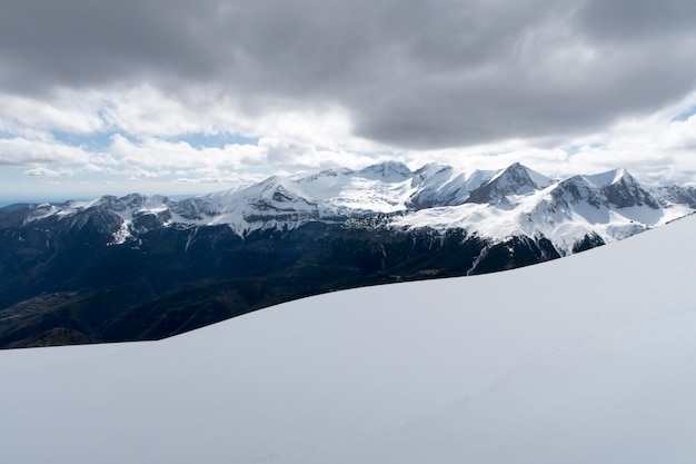 Photo scenic view of snowcapped mountains against sky