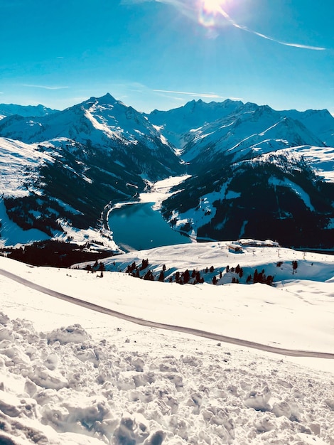 Photo scenic view of snowcapped mountains against sky