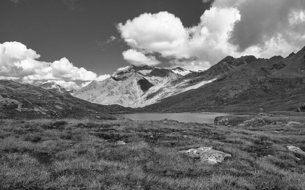 Photo scenic view of snowcapped mountains against sky