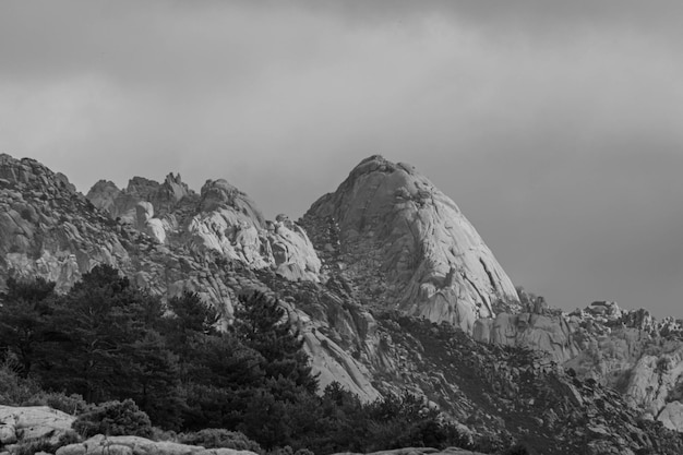 Photo scenic view of snowcapped mountains against sky