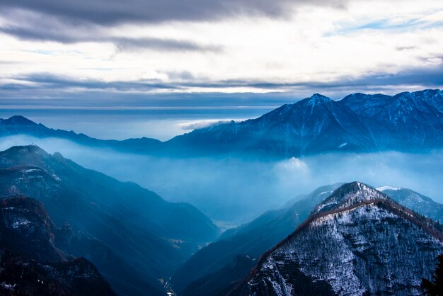 Photo scenic view of snowcapped mountains against sky