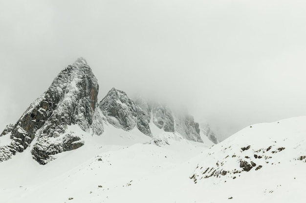 Photo scenic view of snowcapped mountains