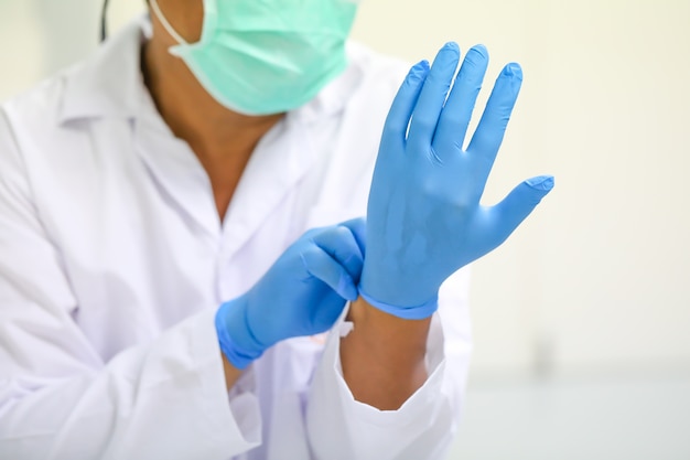 Photo scientist wearing glove.