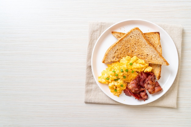 scrambled egg with bread toasted and bacon