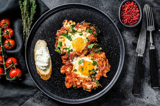 Scrambled eggs with tomatoes and vegetables