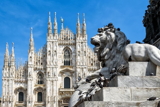 Sculpture of a lion in front of the Milan Cathedral