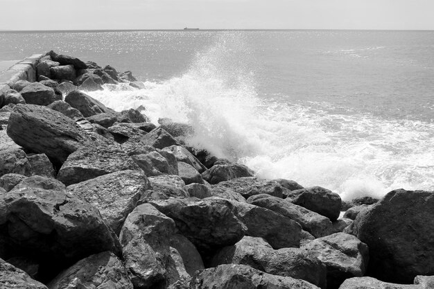 Photo sea waves splashing on rocks