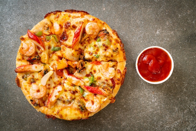 seafood pizza with tomato sauce