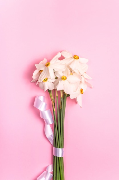 Seasonal flowers in a minimalistic bouquet 