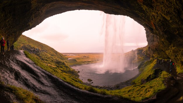 Photo seljalandsfoss waterfall in south iceland.