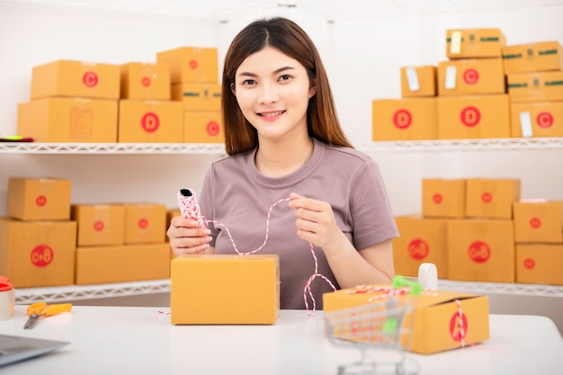 The seller prepares the delivery box for the customer