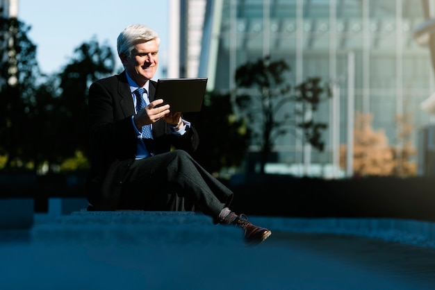 Photo senior businessman in the street. business concept