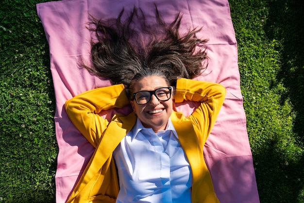 Photo senior businesswoman wearing business casual attire in the city