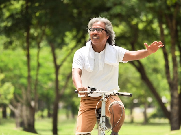 Photo senior couple cyling in park.health care concept.