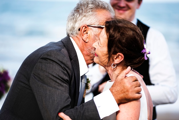 Photo senior couple getting married at the beach