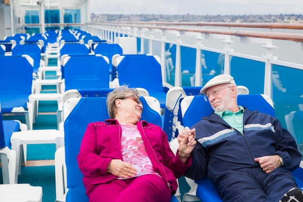 Photo senior couple relaxing on the deck of cruise ship