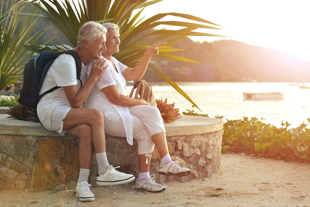 Photo senior couple resting outdoors